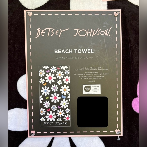 Betsey Johnson Daisy Oversized Black Floral Beach Towel - Picture 3 of 4